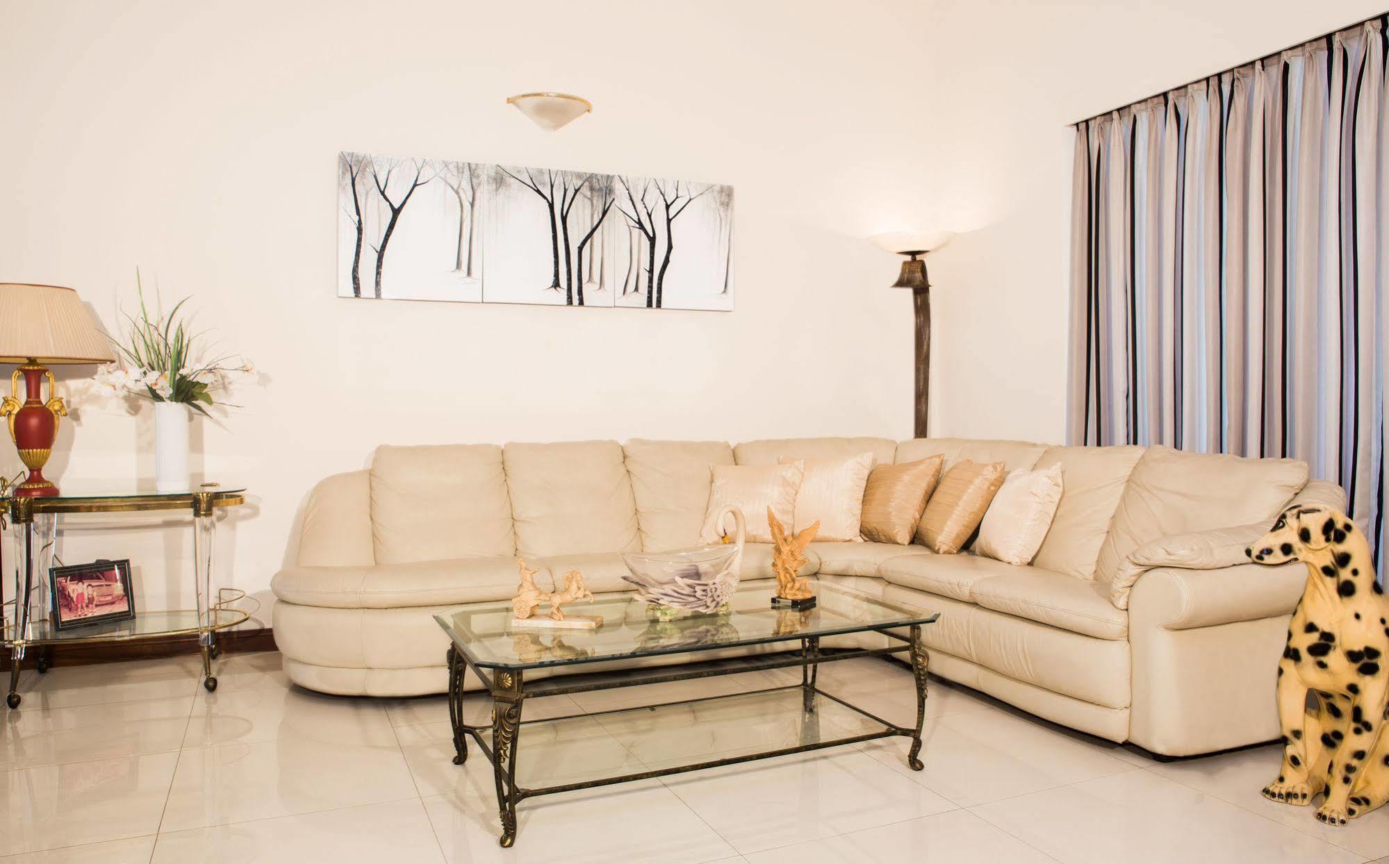 Whitehouse Residencies Panzió Colombo Kültér fotó